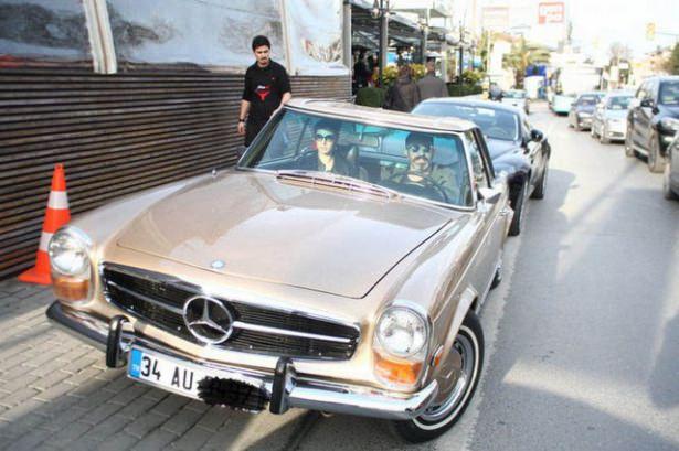 <p>Klasik otomobile sahip tek ünlü Cem Yılmaz değil. Birçok ünlü isim de klasik otomobillere sevdalı.</p>