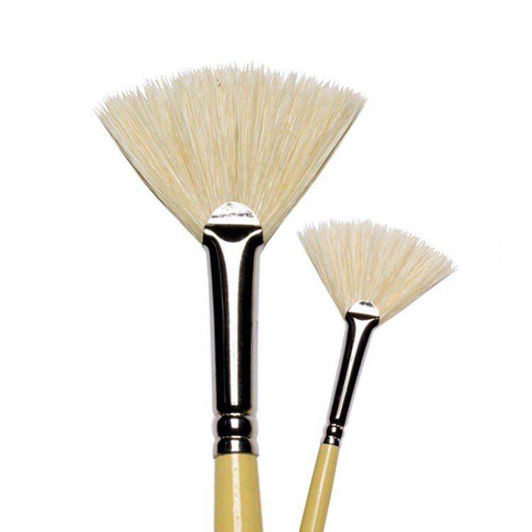 <p><strong>Yelpaze fırça</strong></p>

<p>Son zamanların yeni modası aydınlatıcı uygularken fan/yelpaze fırçaları kullanbilirsiniz. Bu fırçalar ürünü daha az ve homojen uygulamanıza yardımcı olur.</p>
