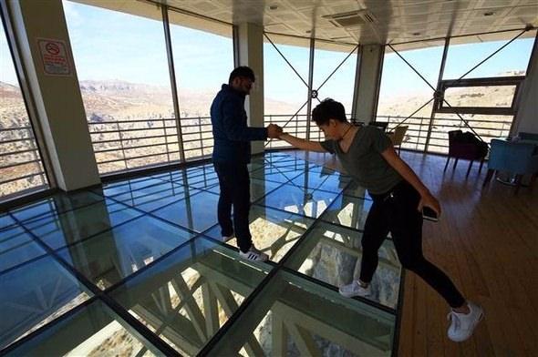 <p>B&uuml;nyesinde barındırdığı jeolojik &ouml;zelliklerle d&uuml;nyadaki ilgin&ccedil; doğal alanlar arasında g&ouml;sterilen ve neolitik &ccedil;ağdan kalma kalıntıların da bulunduğu 28 kilometre uzunluğundaki Levent Vadisi'nde son derece ilgin&ccedil; jeolojik oluşumlar, u&ccedil;urumlar ve mağaralar yer alıyor.</p>

<p>&nbsp;</p>
