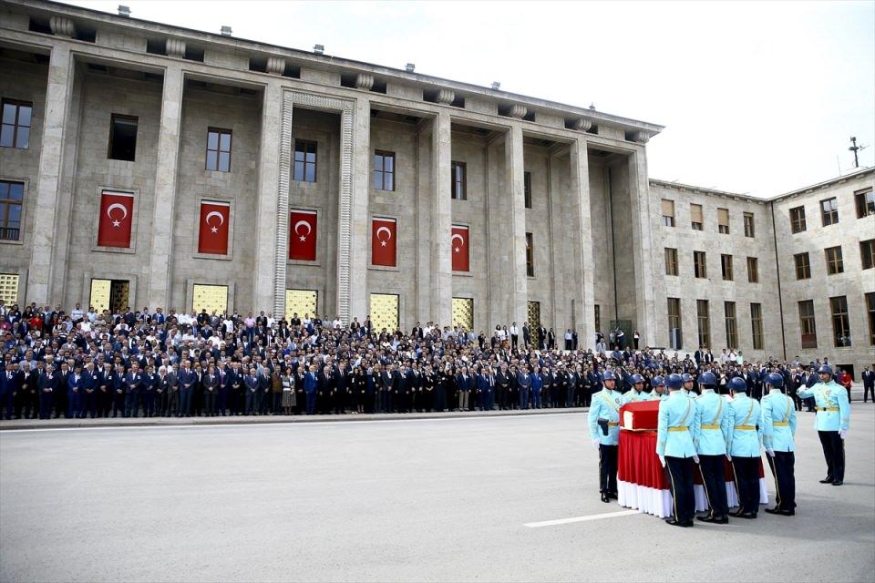 <p>Geçirdiği kalp krizi nedeniyle yaşamını yitiren AK Parti Gaziantep Milletvekili Abdülkadir Yüksel için Türkiye Büyük Millet Meclisi'nde tören düzenlendi.</p>

<p> </p>
