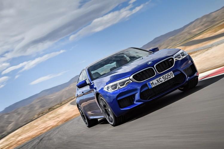<p>BMW'nin yeni M5'te dört tekerlekten çekiş sistemine yer vermesi, selefine göre daha ağır olacağı endişelerini ortaya çıkarmış. Ancak modelin 1.855 kg'lık ağırlığı selefine göre daha hafif.</p>

