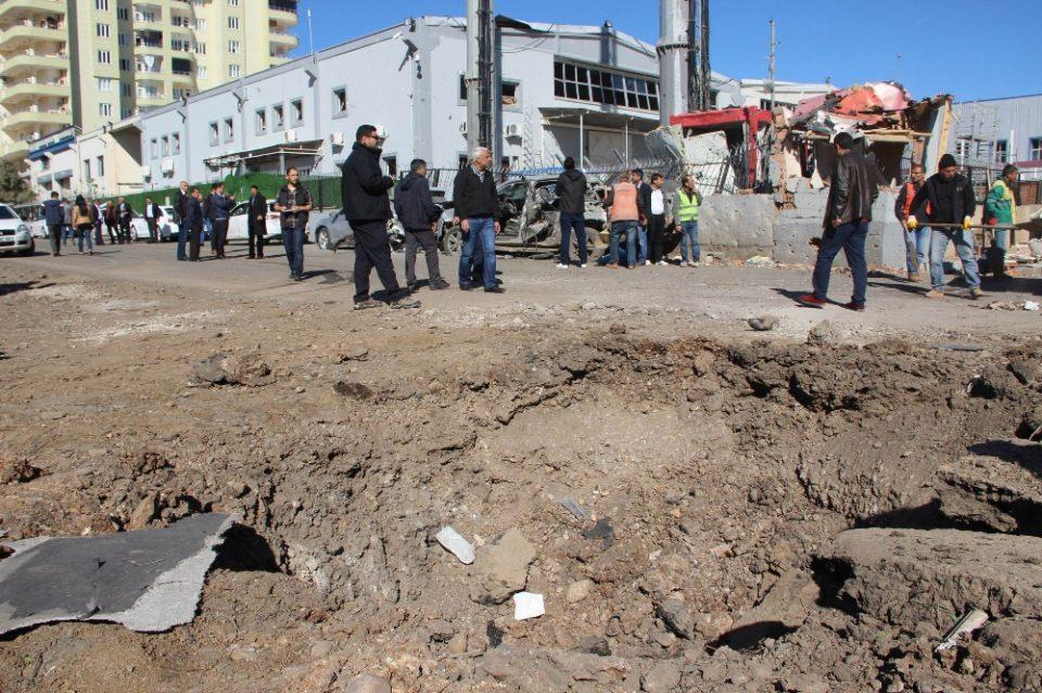<p>Civarda bulunan istinat duvarları yıkılırken, 1 kilometrelik alan içinde bulunan tüm evlerin, patlamanın oluşturduğu basınç nedeniyle camları kırıldı.</p>