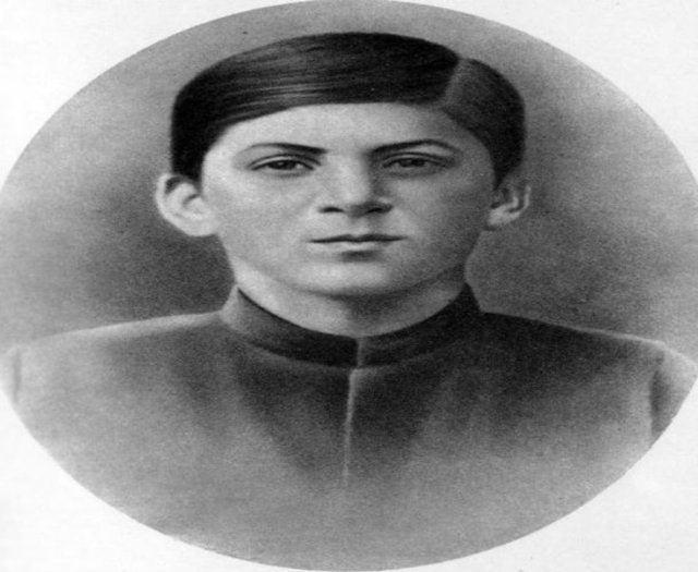 <p>Ağaç yaşken eğilir. Stalin çocukluğunda çok kavga ederdi. Arkadaşları ona "Pocky" diye seslenirdi.</p>