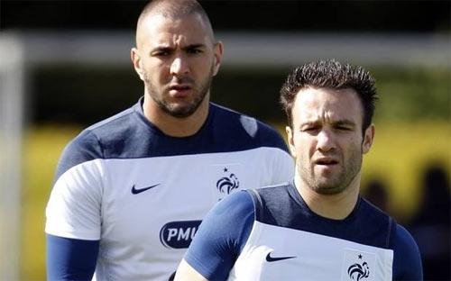 <p><strong>Valbuena geliyor</strong></p>

<p>Brezilya’lı oyuncu, Beckham’ın takımı Miami’den  aldığı teklife çok sıcak bakıyor, ayrılık an meselesi.  Böylece Diego’ya ödeyeceği 3.5 milyon Euro’dan kurtulacak olan Fenerbahçe, gündemindeki Fransız’ı bitirecek.</p>

<p>Kadroda düşünmediği yıldızlarıyla yollarını teker teker ayıran Fenerbahçe’de sıra Diego Ribas’a geldi. Kamp çalışmalarına davet edilmeyen ve “Kulüp bul” denilen Brezilya’lı da Sarı-Lacivertli formaya veda ediyor. Sambacı’nın, efsane futbolcu Beckham’ın sahibi olduğu Miami’den gelen teklifi kısa bir süre düşündükten sonra ‘evet’ dediği öğrenildi. Böylece Diego’ya ödeyeceği 3.5 milyon Euro’dan (11.5 milyon TL) kurtulacak Fenerbahçe, bu rakamı da Valbuena transferinde kullanacak.</p>

<p><strong>Takibe Başladı!</strong></p>

<p>Lyon’a ödenecek bonservis ve Fransız yıldızla yapılması planlanan 2 yıllık sözleşme için toplam 7 milyon Euro’yu (23 milyon TL) gözden çıkaran Sarı-Lacivertliler, büyük bir aksilik olmazsa bu transferi hafta sonuna kadar bitirmek istiyor. Bu arada Valbuena’nın, yaşanan gelişmeler üzerine Fenerbahçe’nin resmi instagram hesabını takibe başlaması da bir başka sıcak temas olarak algılandı.</p>
