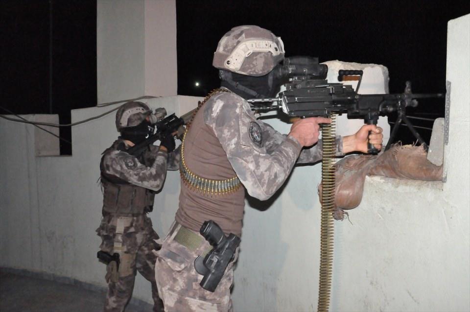 <p>Olası terör saldırılarına karşı termal kameralarla bölgeyi kontrol altında tutarak her türlü hareketliliği yakından takip eden özel harekat polisleri, görevlerini fedakarca sürdürüyor. </p>