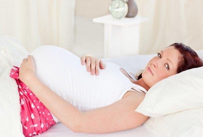 <p>Hamilelik dönemi boyunca anne adaylarının en sık yakındığı durumlardan birisi de mide yanmalarıdır. Bu rahatsızlık hamileliğin ilerleyen zamanlarında farklı nedenlerle kendini gösterir. Peki, bu sorunla nasıl başa çıkılır?</p>
