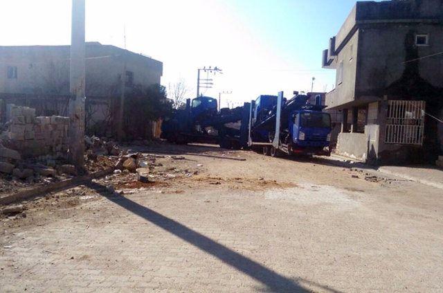 <p>Dargeçit'te de 10 Ekim-13 Ekim ile 11-29 Aralık 2015'te ilan edilen sokağa çıkma yasağıyla başlayan operasyonlarda 33 terörist etkisiz hale geldi, 85 barikat ve çukur bertaraf edilmesinin yanı sıra çok sayıda patlayıcı imha edildi.</p>
<p> </p>
