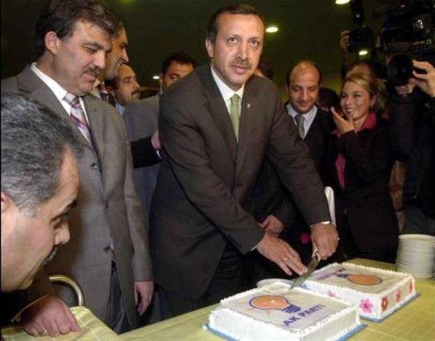 <p>3 Kasım 2002 - Genel seçimlerde AK Parti oyların yüzde 34.29'unu alarak iktidara geldi ancak siyasi yasaklı olduğu için milletvekili seçilemedi.</p>
<p> </p>