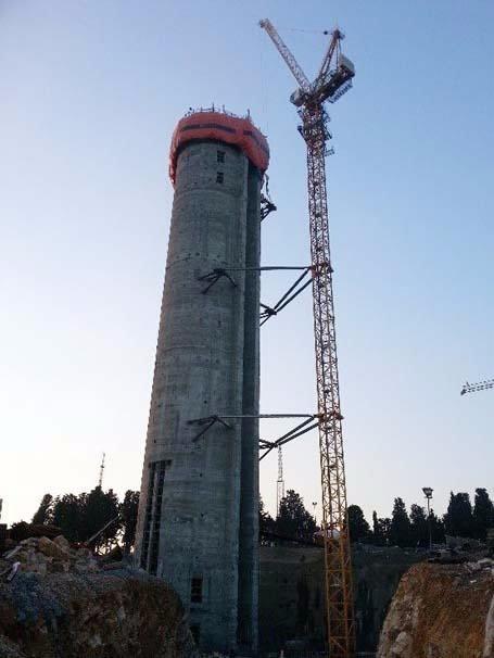 <p>01 Mart 2016 tarihinde başlanan yapım sürecinde toplam 365 metre yüksekliğe sahip olacak kulenin 95 metresi tamamlandı. Kulenin 60 metre çapında ve ortalama 24 metre derinlikte toplam yaklaşık 100.000 m3 temel kazısı ve 9.000 m2 iksa imalatı yapıldı. Bittiğinde 365 metre yüksekliğe sahip olacak kulenin deniz seviyesinden 583 metre yüksekliği olacak. Kule tamamlandığında ise Fransa’nın Paris  şehrinin simgesi haline gelen Eyfel Kulesi’nden daha yüksek olacak. İstanbul’un simgelerinden olacak kulenin  148’inci ve 153’üncü metrelerinde seyir terasi 153’üncü ve 175’inci metrelerinde ise restoranlar hizmet verecek.</p>

<p> </p>
