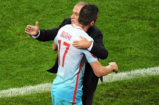<p>EURO 2016’dan sonra kadroya alınmayan Burak Yılmaz’ın da, en ileri uçta yaşanan sıkıntıya çare olması bekleniyor.</p>