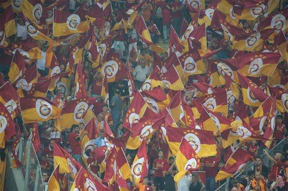 <p>Türk Telekom Arena'daki Galatasaray-Çaykur Rizespor karşılaşması sarı kırmızılılar açısından tam bir şölen havasında geçti. 120 gün sonra ilk kez Galatasaray'ı Arena'da izleyen 30 bin taraftar tribünleri bayram yerine çevirdi. Maç sırasında gerek saha içinde gerekse saha dışında renkli görüntüler ortaya çıktı.</p>