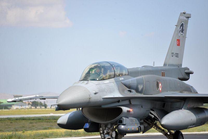 <p><strong>23 BİN KİŞİYE EĞİTİM VERİLDİ</strong></p>
<p>3’üncü Ana Jet Üs Komutanlığı Harekat Komutanı Hava Pilot Kurmay Albay Mustafa Ertürk, Anadolu Kartalı Eğitim Merkezi’nde 2001 yılından itibaren yerli ve yabancı pilotlara eğitim verildiğini belirterek, şunları söyledi:</p>