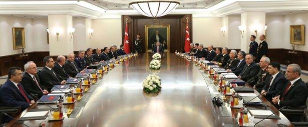<p>hmet Davutoğlu'nun ilk defa başbakan sıfatıyla katıldığı toplantı, Başbakan Yardımcıları Numan Kurtulmuş ve Yalçın Akdoğan ile Dışişleri Bakanı Mevlüt Çavuşoğlu'nun da ilk MGK'sı olacak. </p>
