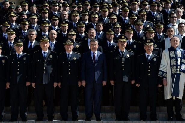 <p>Lekesiz, Ankara Emniyet Müdürü Kadri Kartal, emniyet genel müdür yardımcıları, daire başkanları ve emniyet personelinden oluşan heyet, Aslanlı Yol'dan yürüyerek, Atatürk'ün mozolesine çelenk bıraktı ve saygı duruşunda bulundu.</p>

<p> </p>
