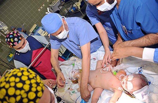 <p>Suudi Arabistan'da yapışık olarak dünyaya gelen ikizler 9 saatlik başarılı bir operasyonla ayrıldı...</p>

<p> </p>
