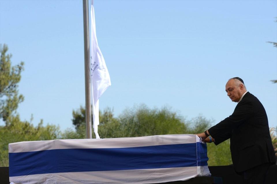 <p>Hayatını kaybeden eski İsrail Cumhurbaşkanı Şimon Peres için Batı Kudüs'teki Herzl Dağı'nda resmi cenaze töreni düzenlendi. Törene, Peres'in oğlu Yoni Peres de katıldı.</p>

<p> </p>
