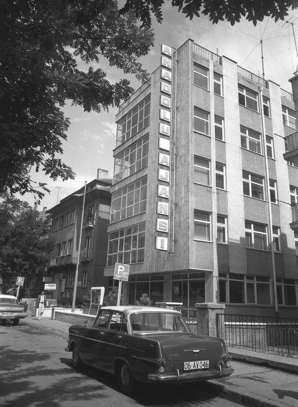 <p>1998 yılına kadar kullanılan Sıhhiye'deki Hanımeli Sokakta bulunan AA Genel Müdürlüğü Binası... </p>

