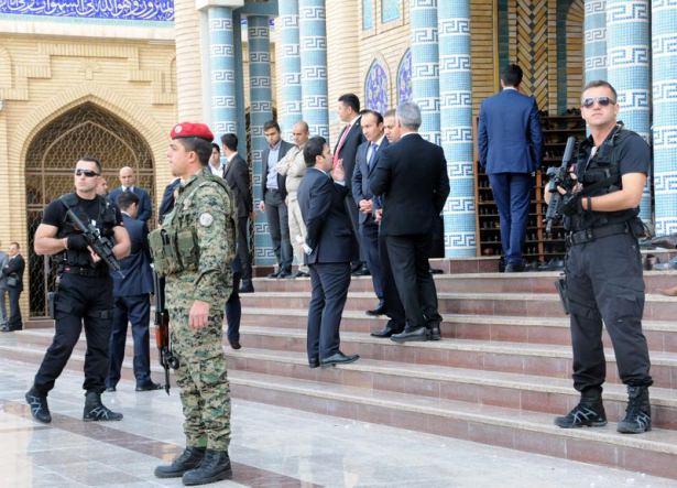 <div>Erbil'deki temaslarını sürdüren Davutoğlu'nu Celil El-Hayat Camisi'ni ziyareti sırasında Kürt keskin nişancıların koruması dikkat çekti.</div>

<div> </div>
