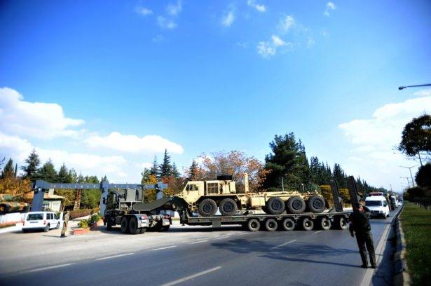 <p>Türk askerlerin de eşliğinde TIR ve kamyonlara yüklenen patriot parçaları, karayoluyla Gaziantep’teki Amerikan Patroit Birliği’ne götürüldü.<br />
 </p>
