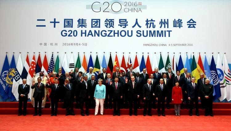 <p>Çin'in Hangzhou kentinde düzenlenen G20 Devlet ve Hükümet Başkanları Zirvesi'nde üye ülkeler ile davetli ülkelerin devlet ve hükümet başkanları ve uluslararası örgütlerin yöneticileri aile fotoğrafı çektirdi.</p>
