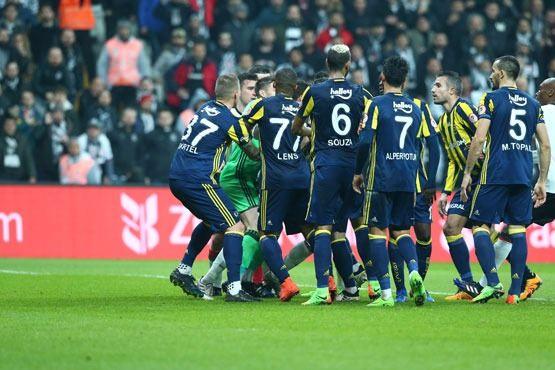 <p>Maça damgasını vuran Tosic-Van Persie diyaloğunun yanı sıra devre arasında çıkış tüneli ve karşılaşmanın bitiminde soyunma odası koridorlarında yaşananlar, sahaya inen taraftar ile her iki takım taraftarının çirkin ve küfürlü tezahüratları can yakacak cezalara neden olacak.</p>
