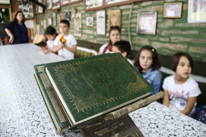 <p>Ülke tarihinin farklı dönemlerine şahitlik eden Kalkandelen, 14. yüzyılda Osmanlı topraklarına dahil edildi. Bunun ardından bölgede birçok şehir gibi Anadolu'dan göç alan Kalkandelen'in ismine dair farklı rivayetler mevcut.</p>

