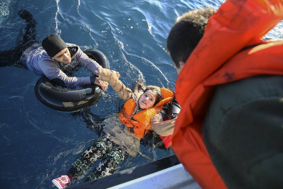 <p>Sahil Güvenlik Komutanlığı personeli, Aydın'ın Didim ilçesi açıklarında balıkçı teknesinin batması sonucu denize düşen sığınmacı grubuna müdahale ederek 43 kişiyi kurtardı. </p>
