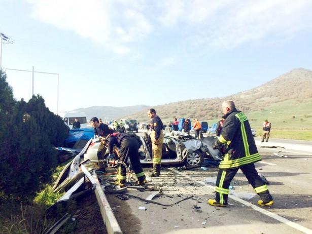 <p>Kaza, bugün saat 13.30 sıralarında, Çanakkale- İzmir Karayolu 130’uncu kilometresinde Kaynarca Mevkii’nde meydana geldi.</p>

