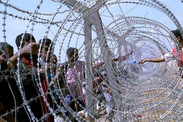 <div>Tel örgülerde nöbet tutan güvenlik güçlerince karşılanan sığınmacılar, kontrollü bir şekilde Türkiye topraklarına alınıyor.</div>