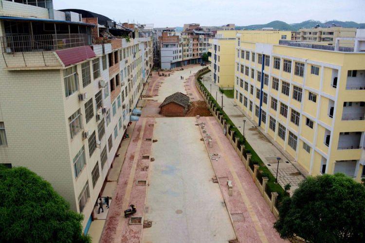 <p>Çin’in Nanning kentinde bir ev sahibi, bölgede inşaat yapan firmayla anlaşamadığı için evini terketmeyi reddediyor.</p>
<p> </p>