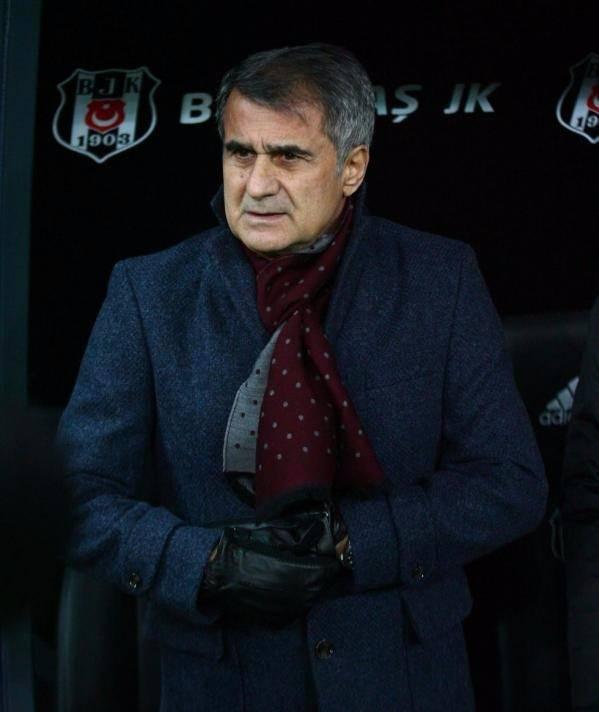 <p><strong>ÜMİT ELİMİ ÖPMEYE GELMİŞTİR</strong></p>
<p>Beşiktaş ile Gençlerbirliği arasında oynanan maçın ardından Gençlerbirliği Teknik Direktörü Ümit Özat ile yaşadığı tartışmayı yorumlayan Şenol Güneş, "Ümit o cüssesiyle galiba elimi öpmeye gelmiştir"</p>
