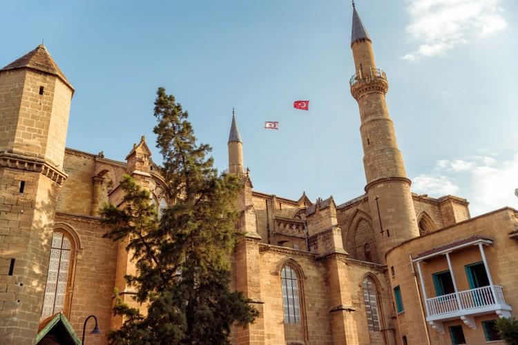 <p>17 - Lefkoşa Selimiye Cami / Kıbrıs Kıbrıs'a Lüzinyanların hakim olduğu dönemde yapılmış olan bu Latin katedralidir. St. Sophia Katedrali olan yapı yine Osmanlı'nın adayı ele geçirmesiyle camiye çevirmiştir. 1954 yılında Padişah II. Selim'in adından dolayı da cami çevrilen yapıya Selimiye adı verilmiştir.</p>
<p><strong><span style="color:#DAA520">İçerik: </span><a href="http://neredekal.com"><span style="color:#DAA520">neredekal.com</span></a></strong></p>