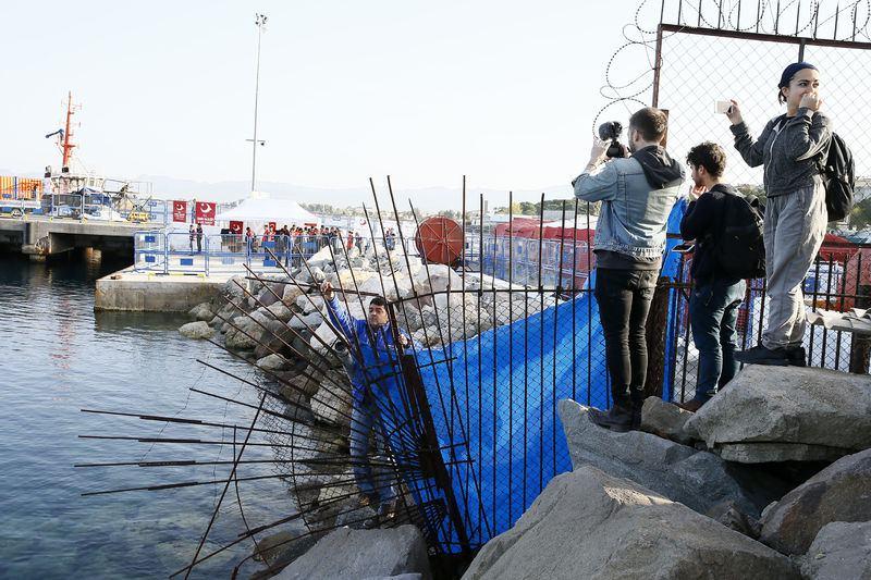 <p>Göçmenlerin Türkiye'ye giriş yapacakları Dikili Limanı'nda hazırlıklar  tamamlandı. Limanda Göç İdaresi ekiplerince kurulan çadırlara alınacak göçmenler,  işlemlerin ardından sağlık taramasından geçirilecek.</p>

<p> </p>
