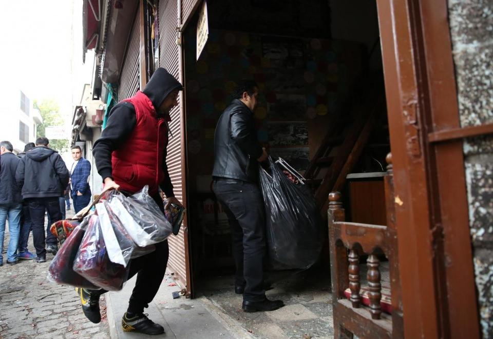 <p>Şiddetli çatışmaların yaşandığı bölgede bazı ev, iş yeri ve araçlarda kurşun izlerine rastlanırken, teröristlerce atılan roketatar mermisinin isabet ettiği dükkanların kullanılamaz hale geldiği görüldü. Söz konusu dükkanlarda hasar tespit çalışmaları yapılıyor.</p>
<p> </p>