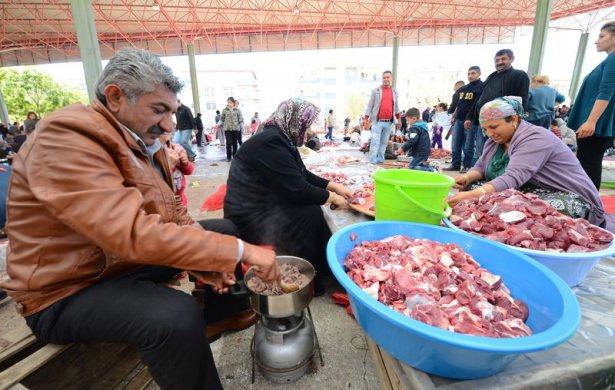<p>Bazı vatandaşlar belediyeler tarafından belirlenen kurban kesim alanlarında kurbanlarını kestikten sonra kavurma yapar.</p>