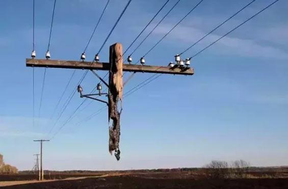 <p> Yanıp kül olmuş elektrik direği.</p>
<p> </p>