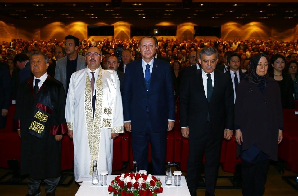 <p>İstanbul Üniversitesi Tıp Fakültesi Mezuniyet Törenine 11. Cumhurbaşkanı Abdullah Gül ve eşi Hayrunisa Gül de katıldı.</p>

<p> </p>
