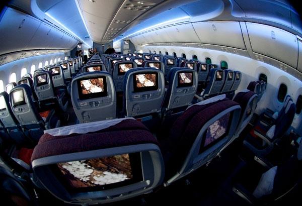 <p>Azerbaycan Havayolları'na 23 Aralık 2014 tarihinde katılan 2 rüya uçak, en geniş uçak olması ile biliniyor. 23 sıra koltuğu bulunan Boeing 787 Dreamliner, Atatürk Havalimanı'na 142 yolcusu ile geldi. Uçak, Azerbaycan'a da 102 yolcusu ile dönüş yapacak.</p>

<p> </p>

