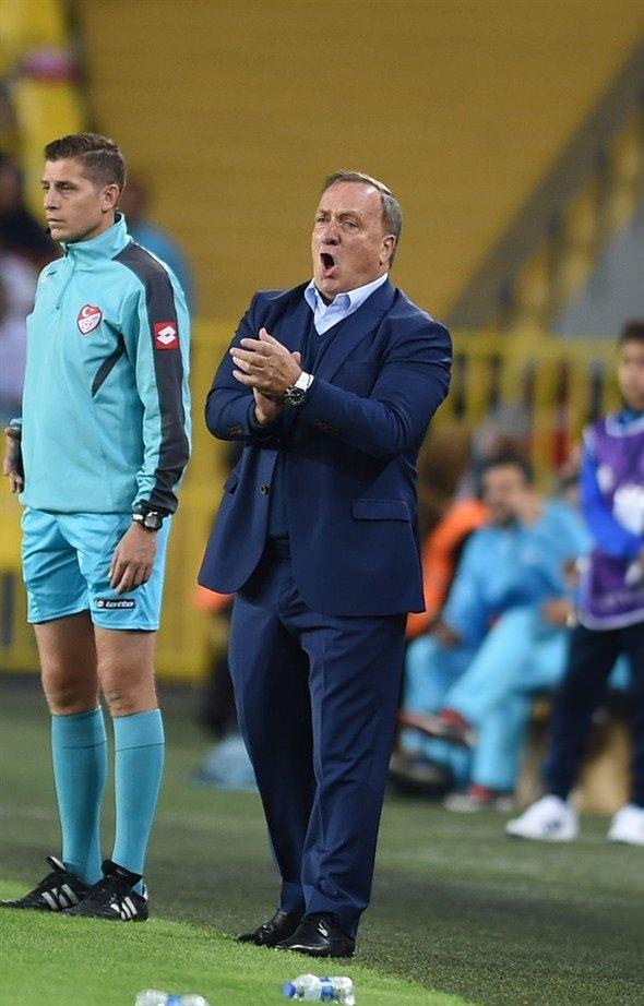 <p>Kadıköy'de Gaziantepspor'u ağırlayan Fenerbahçe'de teknik direktör Dick Advocaat maçın hemen başında Van der Wiel'e sinirlenip çileden çıktı.</p>
