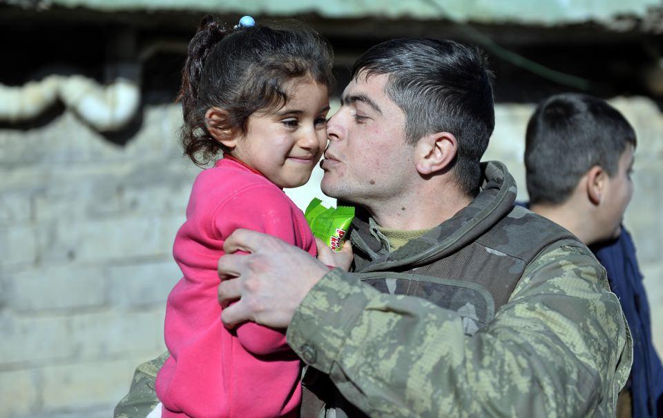 <div>Hayatın normale dönmeye başlamasından memnuniyet duyan ilçe sakinleri operasyonları başarı ile tamamlayan askerleri evlerine davet ederek, teşekkür ediyor.</div>
<div> </div>