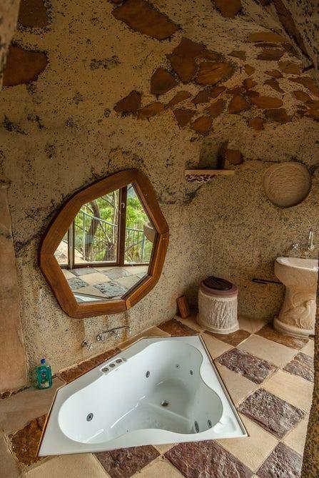 <p>Buraya mağara demek gerçekten de haksızlık çünkü mağaranın banyosunda spa ve açık duş bulunuyor. Yani lüks bir evden pek de bir farkı yok.</p>

<p> </p>
