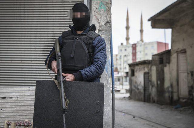 <p><strong>SAĞLIK SORUNU YAŞAYANLARA DA YARDIM ELİ</strong><br />
Bölgede devriye görevini yerine getiren polis ekipleri, aynı zamanda sağlık sorunları yaşayan vatandaşlara da yardım eli uzatıyor</p>