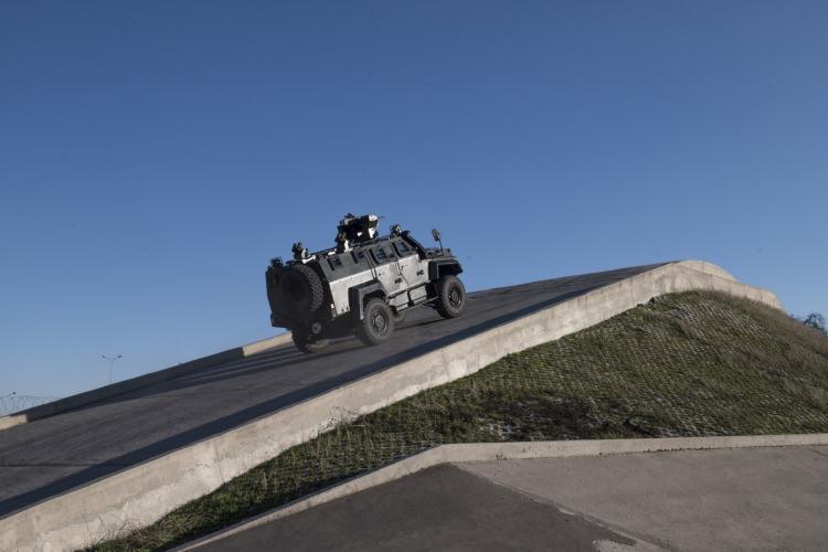 <p>Sınıfının en geniş iç hacme sahip olan Ejder Yalçın 4x4, 4 tona kadar faydalı yük taşıma kapasitesine ve farklı silah entegrasyonuna olanak sağlar. Ejder Yalçın 4x4 “Keşif”, “Komuta-Kontrol”, “İç Güvenlik”, “Ambülans” vb. uygulamalar için ideal bir platform oluşturmaktadır. Ejder Yalçın 4x4’ün ergonomik tasarımı, kullanımını kolaylaştırmaktadır.</p>
<p> </p>