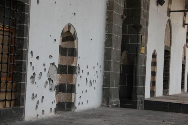<p>Şiddetli çatışmaların yaşandığı ilçede, bazı evlerin duvarlarında kurşun izleri görüldü. PKK'nın şehir yapılanması YDG-H üyeleri tarafından kazılan hendek ve açılan mevziler ile mermi kovanları dikkat çekti.</p>
<p> </p>