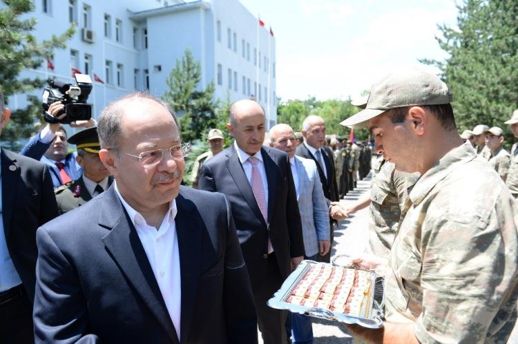 <p>Bakan Akdağ, buradaki açıklamasında, “Birçok yerde açıklama yapmıştım. Karışık açıklamalara gerek yok. Çok basit çok kolay anlaşılabilir bir prensibi muhafaza etmeliyiz. Az yemeliyiz. Bir kere de çok fazla midemizi doldurmamalıyız. Biz Erzurum’dayız şu anda. Jandarma Bölge Komutanlığımızı ziyaret ettik. Yeme konusuna gelince, söylediğim gibi, Erzurum’da ve her yerde olduğu gibi gittiğiniz her yerde fazlasıyla ikram var. Özellikle de tatlı getirilir. Klasik tatlılarımızdan baklava, kadayıf dolması getirilir. Çok az yemek lazım. Teşekkür edip bir çay içilebilir. Ama reddedemiyorsak çok az yemek lazım. Bunu midemiz ve vücudumuz bize söyler. Olabildiğince az tüketelim. O zaman kendimizi korumuş oluruz” diye konuştu. Akdağ, gazetecilerin kendisinin de zayıflamak için yaptığı çalışmalarla ilgili sorduğu bir soruya ise “Yok daha kaç kilo olduğunu söylemedim. O büyük programı Sayın Cumhurbaşkanımız inşallah başlatacak. Kendileri ile görüştük. Türkiye’de şişmanlık ve hareketsizlik ile ilgili büyük bir mücadele başlatacağız. Bunun hazırlıkları yapılıyor. Türk Milleti olarak hep birlikte bunu yapacağız. Ben de Sağlık Bakanı olarak öncülük yapan kişiler içinde olmalıyım. O zaman kaç kilo vereceğimi kamuoyuna açıklayacağım, inşallah onu da başaracağım. Daha önce bunu yapmıştık ama şimdi daha kararlıyız” diye cevap verdi.<br />
Bakan Akdağ, daha sonra şehit ailelerine yönelik ziyaretler gerçekleştirdi.</p>
