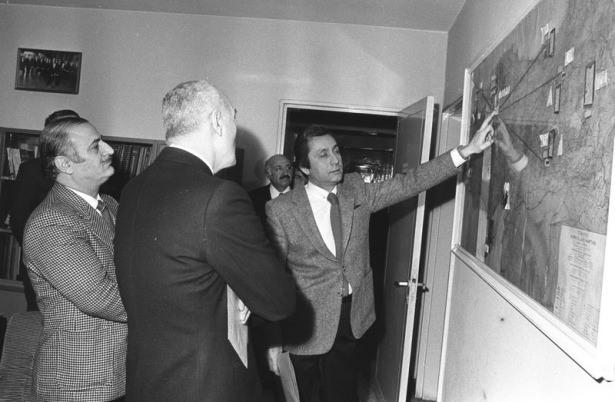 <p> 1981 Ocak ayında AA'nın yeni Genel Müdürü Cevdet Tanyeli'ye (arkası dönük), AA eski Genel Müdürü Atilla Onuk (sağda) servisleri tanıtırken... AA Teknik Servis Müdürü Nihat Eyüboğlu (solda).</p>