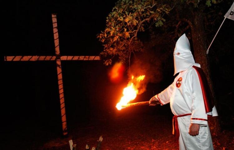 <p>Ku Klux Klan örgütü Amerikan İç Savaşı sonrasında siyahilerin kazanmaya<br />
başladığı haklara, özgürlüklere ve siyah ırk-beyaz ırk eşitliğine karşı çıkmıştır.</p>
