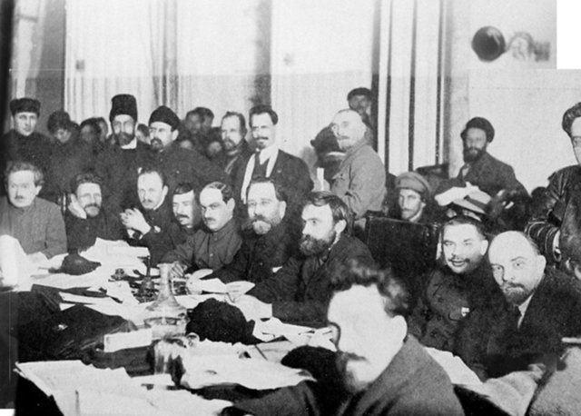 <p>Bu yargılamalarla başlatılan süreçte Komünist Parti her düzeyde, inanmış yüz binlerce üyesini kendi elleriyle hapishanelerde, çalışma kamplarında yok etti.</p>