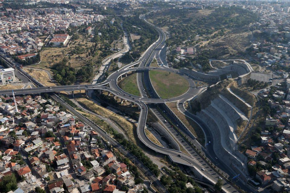 <p>Çift tüp tüneli 4 bin 70 metre, bağlantı yolları 2 bin 530 metre olan, toplam uzunluğu 6 bin 600 metreyi bulan projeyle yolun eğimi de düşürülecek. Projenin tamamlanması ile tünel içinde yüzde 1,5 yol eğimi olacak ve bu kesimde yüksek 9'luk yüksek eğim ve 14 viraj ortadan kaldırılacak.</p>

