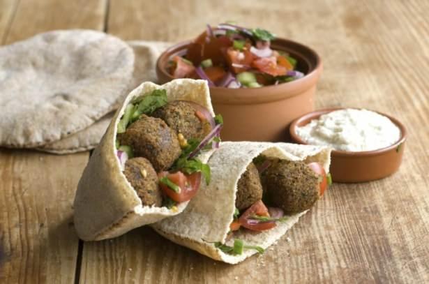 <p><strong>Falafel</strong><br />
<br />
Nohut veya bakladan yapılan, bol yağda kızartılan vejetaryen köfte topları olan falafel'ler, Ortadoğu'nun en yaygın tüketilen ve en tanınmış yemeklerinden biri.<br />
<br />
<a href="http://yemek.haber7.com/dunya-mutfagi/haber/1749149-falafel-tarifi" target="_blank"><strong>TARİFİ İÇİN TIKLAYIN!</strong></a></p>
